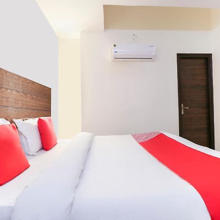 Hotel O Red Ark Landran 外观 照片